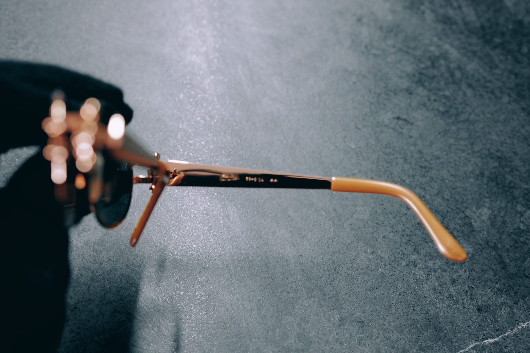 Rose gold diamond-plate oval - side profile