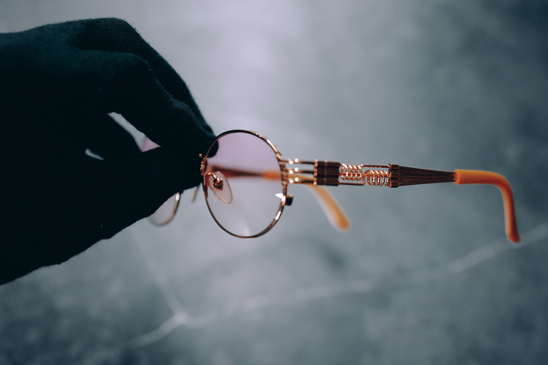 Rose gold coil-spring oval — side view